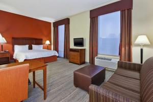 une chambre d'hôtel avec un lit et une télévision dans l'établissement Hampton Inn & Suites Exmore - Eastern Shore, à Exmore