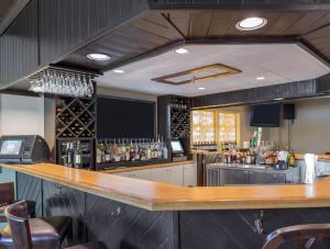 Hilton Vacation Club The Historic Powhatan Williamsburg في وليامزبورغ: بار في مطعم مع كونتر مع زجاجات النبيذ