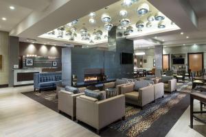 um lobby de um hotel com sofás e uma lareira em Hampton Inn & Suites Portsmouth Downtown em Portsmouth