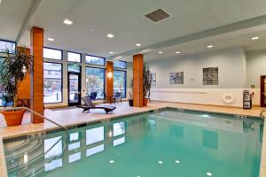 una gran piscina en una casa con en Homewood Suites by Hilton Seattle-Issaquah, en Issaquah
