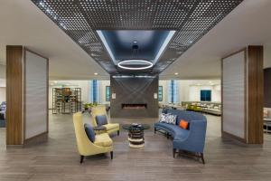vestíbulo con sofás, sillas y chimenea en Homewood Suites By Hilton Irvine John Wayne Airport, en Irvine