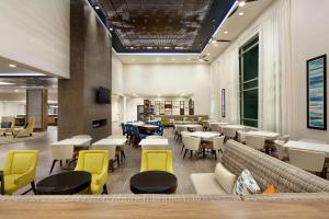 una sala d'attesa con tavoli e sedie gialle di Homewood Suites By Hilton Irvine John Wayne Airport a Irvine