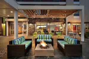 Posezení v ubytování Home2 Suites by Hilton Fort St. John