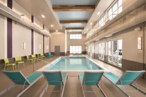 Bazén v ubytování Home2 Suites by Hilton Fort St. John nebo v jeho okolí