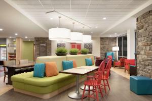 Posezení v ubytování Home2 Suites by Hilton Fort St. John