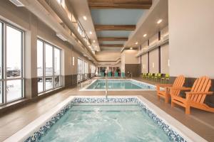 Bazén v ubytování Home2 Suites by Hilton Fort St. John nebo v jeho okolí