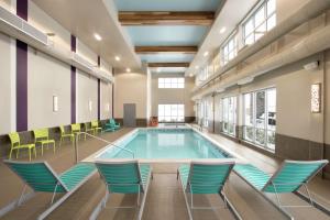 Bazén v ubytování Home2 Suites by Hilton Fort St. John nebo v jeho okolí