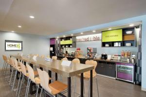 Příslušenství pro přípravu čaje a kávy v ubytování Home2 Suites by Hilton Fort St. John