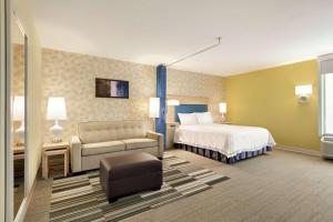 Postel nebo postele na pokoji v ubytování Home2 Suites by Hilton Fort St. John
