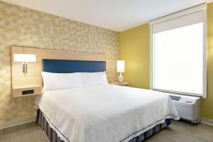 Postel nebo postele na pokoji v ubytování Home2 Suites by Hilton Fort St. John