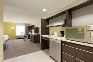 Kuchyň nebo kuchyňský kout v ubytování Home2 Suites by Hilton Fort St. John
