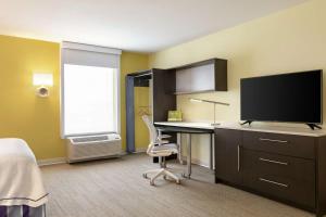 TV a/nebo společenská místnost v ubytování Home2 Suites by Hilton Fort St. John