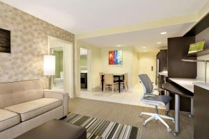 O zonă de relaxare la Home2 Suites by Hilton Fort St. John