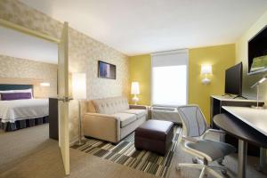 Postel nebo postele na pokoji v ubytování Home2 Suites by Hilton Fort St. John