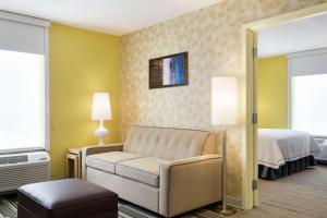 Postel nebo postele na pokoji v ubytování Home2 Suites by Hilton Fort St. John