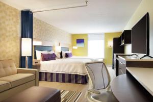 TV a/nebo společenská místnost v ubytování Home2 Suites by Hilton Fort St. John
