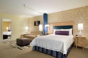 Postel nebo postele na pokoji v ubytování Home2 Suites by Hilton Fort St. John