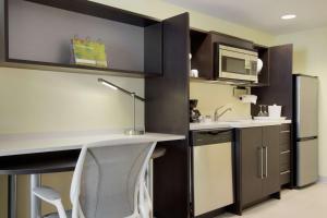 Kuchyň nebo kuchyňský kout v ubytování Home2 Suites by Hilton Fort St. John