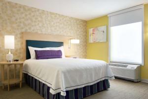 Postel nebo postele na pokoji v ubytování Home2 Suites by Hilton Fort St. John
