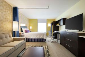 TV a/nebo společenská místnost v ubytování Home2 Suites by Hilton Fort St. John