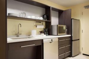 Kuchyň nebo kuchyňský kout v ubytování Home2 Suites by Hilton Fort St. John