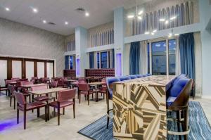 Un restaurante u otro lugar para comer en Hampton Inn & Suites Boston/Stoughton, Ma