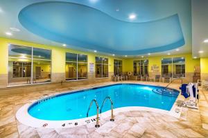 uma grande piscina num hotel com um tecto grande em Hampton Inn Lockport - Buffalo, NY em Lockport
