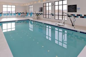 uma grande piscina com água azul num edifício em Hampton Inn & Suites Douglas em Douglas