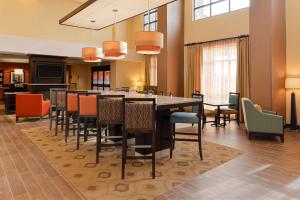 uma grande sala de jantar com uma grande mesa e cadeiras em Hampton Inn & Suites Douglas em Douglas