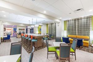 奥佐纳Hampton Inn Ozona的自助餐厅内带桌椅的用餐区