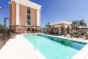 una piscina in un hotel con un edificio di Hampton Inn Ozona a Ozona