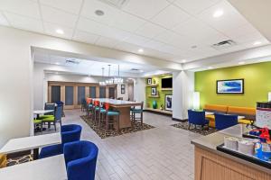 Hampton Inn Ozona的厨房或小厨房