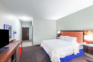 Hampton Inn Ozona的电视和/或娱乐中心