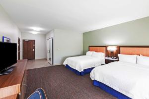 Hampton Inn Ozona客房内的一张或多张床位