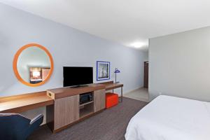 Hampton Inn Ozona的电视和/或娱乐中心