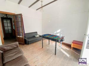 ein Wohnzimmer mit einem Tisch und einem Sofa in der Unterkunft Barcelona Hostel in Mar del Plata