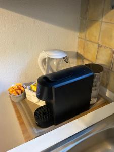 eine Küchentheke mit einem Toaster und einer Schale Karotten in der Unterkunft Casadolu 