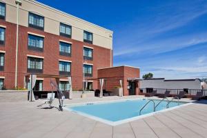 una gran piscina frente a un edificio en Hampton Inn & Suites Chapel Hill/Carrboro, en Chapel Hill