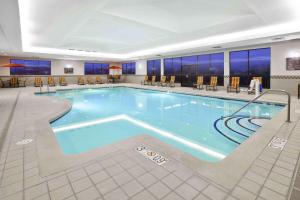 uma grande piscina num quarto de hotel em Hampton Inn Toledo-South/Maumee em Maumee