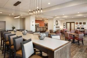 a dining room with tables and chairs at Hampton Inn Salt Lake City Cottonwood in Holladay