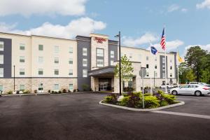 una rappresentazione della parte anteriore di un hotel con parcheggio di Hampton Inn Atlantic City/Absecon, NJ ad Absecon