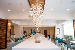 uma sala de jantar com uma grande mesa branca e cadeiras em Hampton Inn Atlantic City/Absecon, NJ em Absecon