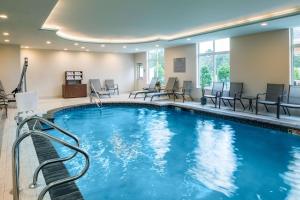 una piscina in un hotel con sedie e tavoli di Hampton Inn Atlantic City/Absecon, NJ ad Absecon