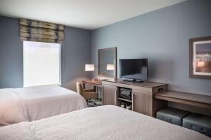 um quarto de hotel com duas camas e uma televisão de ecrã plano em Hampton Inn Atlantic City/Absecon, NJ em Absecon