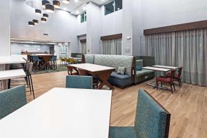 une salle à manger avec des tables, des chaises et une table dans l'établissement Hampton Inn & Suites Canyon, Tx, à Canyon