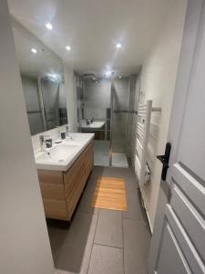 uma casa de banho com um lavatório branco e um chuveiro em Big flat Brest em Brest