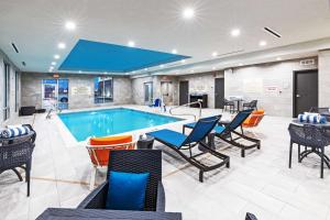 una piscina in una stanza con sedie e tavoli di Hampton Inn & Suites Canyon, Tx a Canyon