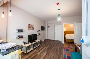 TV a/nebo společenská místnost v ubytování Newway Apartments
