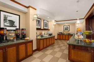 una habitación de hotel con vestíbulo y cafetería en Hampton Inn Athens, en Athens