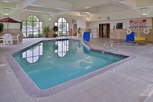 a large swimming pool in a hotel room at Hampton Inn & Suites Boise-Meridian in Meridian